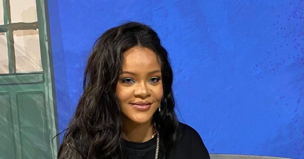Rihanna pokazała się w odmienionej stylizacji: czarnych jeansach i bluzce oraz białych sneakersach. Te buty to hit lata 2022!