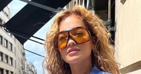 Rita Ora odsłania brzuch w trendy stylizacji! Ciekawa inspiracja na wiosenny outfit?