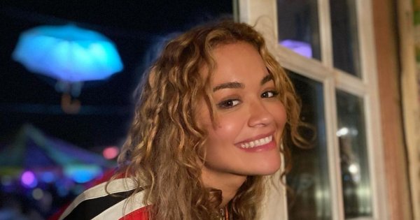 Rita Ora w długiej sukni z rozcięciem i odkrytymi plecami. To najlepsza stylizacja imprezy!