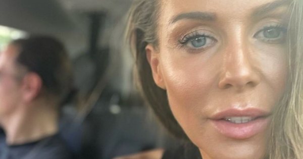 Małgorzata Rozenek przesadziła z przeróbką zdjęcia. Talia osy to nie jej bajka. Fani: "Co się stało z tym wazonem? Jest z plasteliny?"