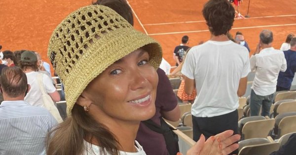 Kinga Rusin zadaje szyku w letniej, czerwonej sukience do ziemi. Przesadziła z wielkością dekoltu? Fani nie poznali jej na zdjęciu!