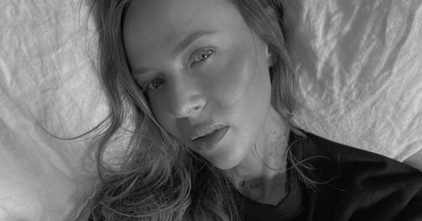 Maja Sablewska w małej czarnej eksponuje nogi do nieba. Pokazała co je - ciasto! Ale figurę ma niesamowitą!