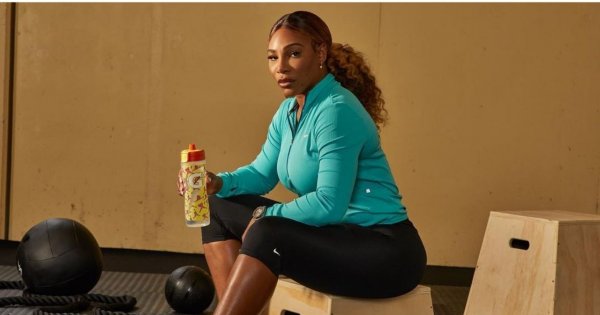 Serena Williams w różowej krótkiej sukience i za długiej wstążce. W tej stylizacji jest coś nie tak...