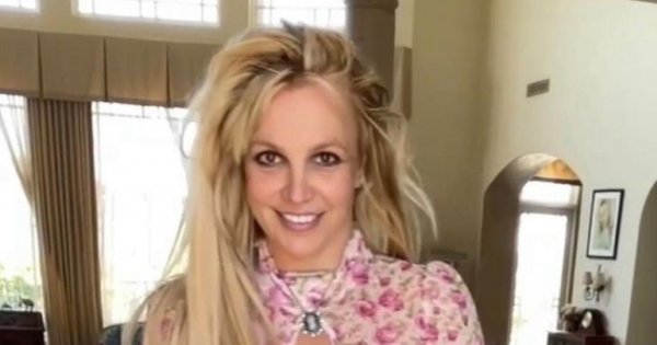 Britney Spears wrzuciła do sieci nagie zdjęcia. Nie ma na sobie stanika i eksponuje biust. Wylała się na nią fala krytyki!