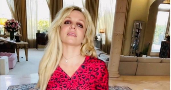 Britney Spears chodzi po plaży bez stanika. Pokazuje też wydepilowane okolice bikini. To przesada?