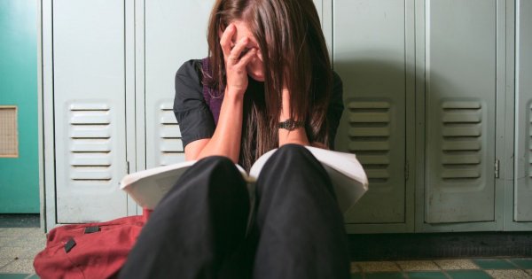 „Mam już 17 lat, a moja rodzina nie zgadza się, żebym spotykała się z Łukaszem… Tylko dlatego, że jest starszy o 20 lat!”
