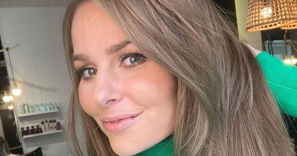 Paulina Sykut-Jeżyna zadaje szyku w długiej, koronkowej sukience z odkrytymi plecami. Ma wielkie rozcięcie i odsłania prawie wszystko! Fani: "Ładnie kręcisz zadkiem"