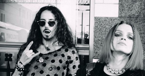 Michał Szpak wije się na podłodze z Margaret i tańczy z nią w pociągu. Ktoś pisze: "Szaleństwem do siebie pasujecie"