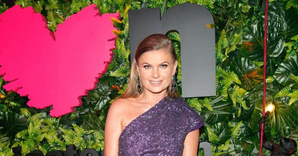 Viola Piekut w białym garniturze na swoim pokazie mody. Ta stylizacja to gorący trend w 2022 roku!