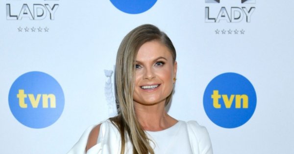 Viola Piekut w białym kombinezonie i ogromnym kapeluszu, który zakrywał jej twarz. To najmodniejsza stylizacja sezonu 2022!