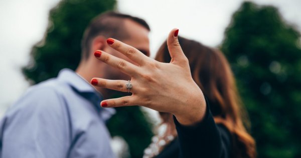 Zakochałam się w ojcu mojego narzeczonego! Musimy ukrywać swój romans