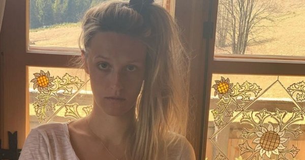 Ola Żebrowska znów pokazuje nagi, ciążowy brzuch i próbuje zdjąć obrączkę przed porodem. Ktoś pisze: "U mnie skończyło się cięciem na palcu przez straż pożarną"