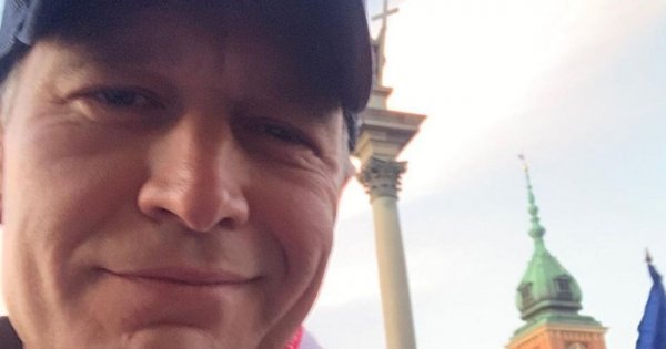 Michał Żebrowski pokazał zdjęcie z młodości. Ktoś pisze: "Pan ma tę zaletę, że nie musi być młodziutki, żeby być przystojny jak diabli"