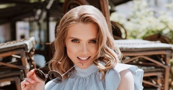 Agnieszka Kaczorowska pokazała letni manicure po wizycie u kosmetyczki, zdjęcia paznokci w galerii