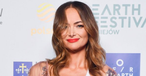 Earth Festival: Ania Rusowicz w mocno wyciętym białym komplecie i długiej jasnej sukni z rozcięciem. Piękne stylizacje!