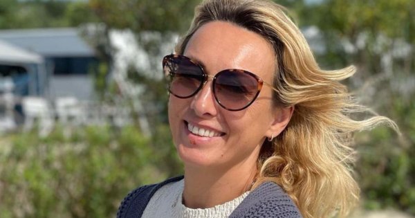 Roześmiana Anna Kalczyńska przechadza się ulicami w trendy stylówce. Ten płaszcz będzie hitem sezonu?