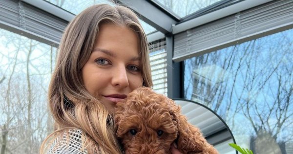 Anna Lewandowska w niebieskiej sukience Dolce & Gabbana na oficjalnej prezentacji męża w Barcelonie. Przepiękna stylizacja!