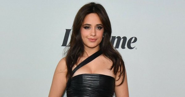 Camila Cabello w niebieskiej wzorzystej sukience na randce z nowym chłopakiem! Udana stylizacja?