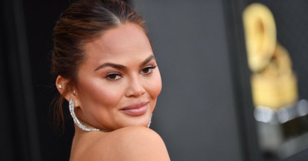 Letnie ciążowe stylizacje Chrissy Teigen. Wygląda kwitnąco!