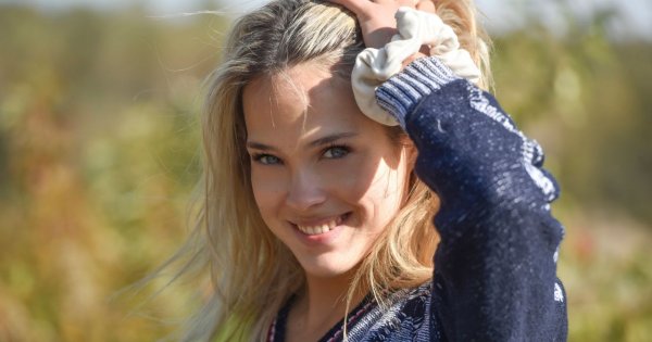 Dagmara Bryzek, czyli była dziewczyna Miśka Koterskiego w białej sukience z odważnym dekoltem na Koncercie Piosenki Wojskowej Państw NATO