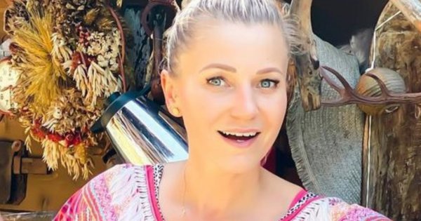 Daria Ładocha zadaje szyku w pomarańczowej sukience! Oryginalny fason?