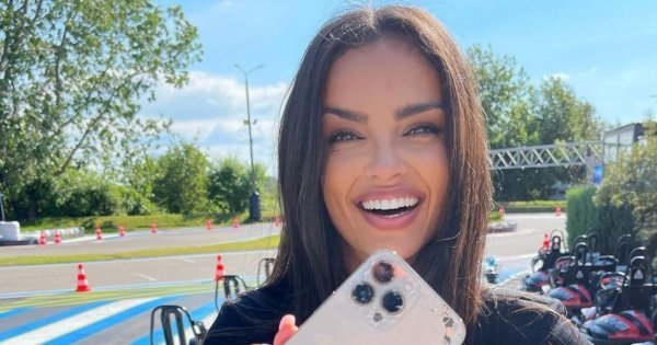 Klaudia El Dursi zajada się owocami bez stanika! Owinęła się tylko ręcznikiem. Są jakieś granice?!