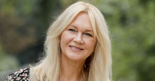Grażyna Torbicka w odmładzającej stylizacji na lato 2022. Białe spodnie i bluzka w kwiaty to strzał w dziesiątkę!