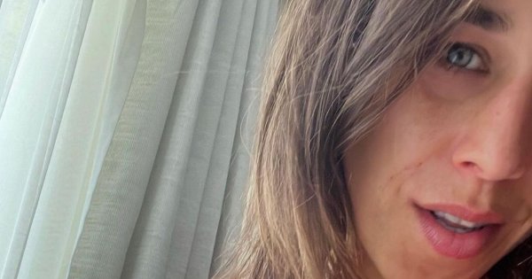 Joanna Jędrzejczyk wyleguje się w wodzie w samym bikini. Eksponuje zgrabne pośladki i biust