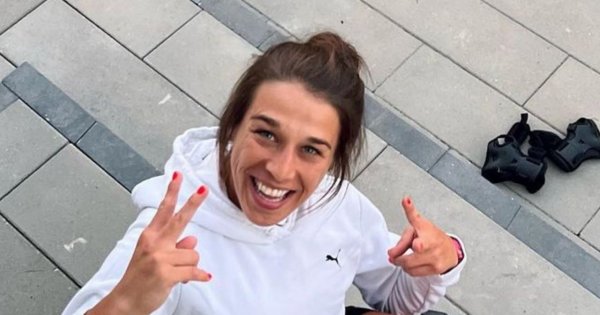 Joanna Jędrzejczyk pozuje w stroju kąpielowym w ogrodzie. Stoi w jacuzzi! Fani piszą: "Seksownie wyglądasz"