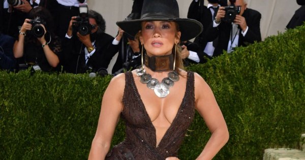 Jennifer Lopez wzięła drugi ślub! Suknia i welon panny młodej zachwycają! Zobacz jej stylizację!