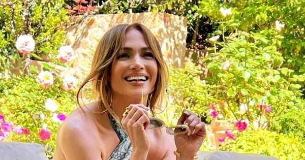 Jennifer Lopez w kolorowym dresie. Tylu kolorów na raz jeszcze nie widzieliście...