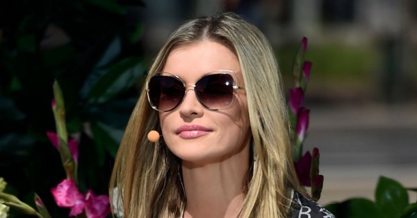Joanna Krupa w błyszczącej zielonej sukni z głębokimi rozcięciami. Piękna stylizacja!