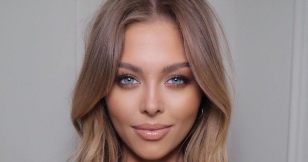 Joanna Opozda w złotej sukience na Instastory z podpisem „Poszukiwania czas zacząć”