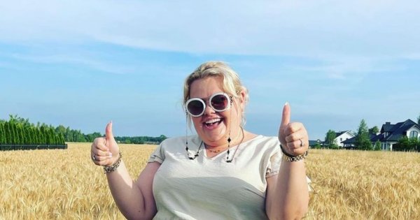 Kinga Zawodnik pokazała sukienki na wesele dla kobiet plus size. Dobrze jej w tym kroju?