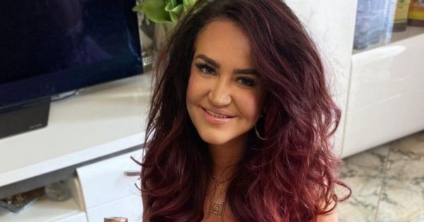 Agnieszka Kotońska wdzięczy się w basenie. Na pierwszym planie jej obfity biust!