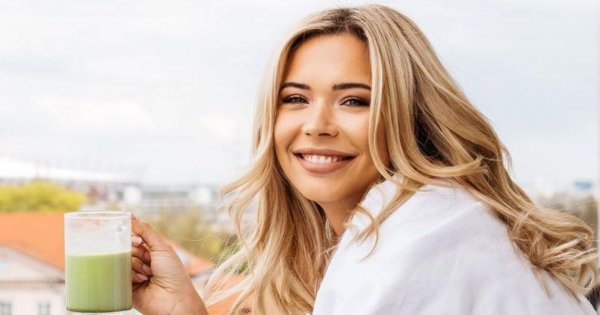 Sandra Kubicka z odsłoniętym biustem w #totalblacklook. Tu opięte, tam wypięte... a ten błyszczący akcent obłędny!