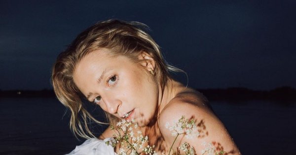 Lara Gessler pozuje z sutkami na wierzchu. "To wygląda jak sesja pogrzebowa, a nie ciążowa" - ktoś pisze