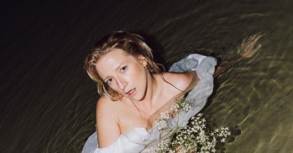 Lara Gessler pokazała stylówkę na wesele. Fani: "Wyglądasz w niej jak wielkanocny kurczak. Gniot!".
