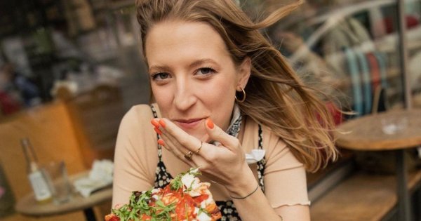 Lara Gessler pokazuje nagie piersi i pośladki w nietypowej sesji ciążowej!