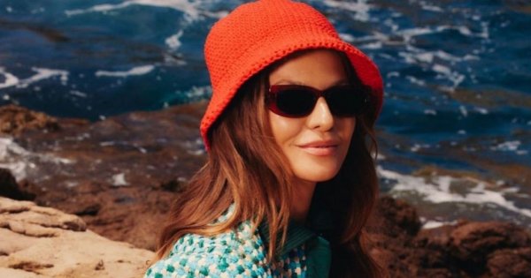 Anna Lewandowska wyleguje się nad brzegiem basenu jak foczka. Eksponuje całe ciało! Ktoś pisze: "Słoneczny patrol"
