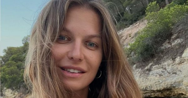 Anna Lewandowska pokazuje nogi i pośladki na Majorce. Ktoś pisze: "Zamiast się wyginać zabierz dzieci do fizjoterapeuty. Koślawość kolan aż bije po oczach"