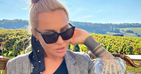 Blanka Lipińska pozuje na plaży bez stanika. Pisze: "Za granicą to coś absolutnie normalnego"
