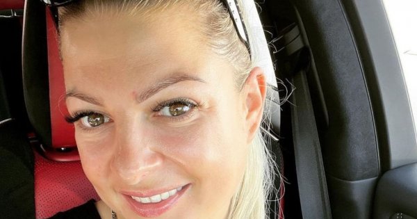 Magda Narożna leżakuje w czerwonym bikini. "Jak się ma taki brzuch, to się go nie pokazuje" - ktoś pisze