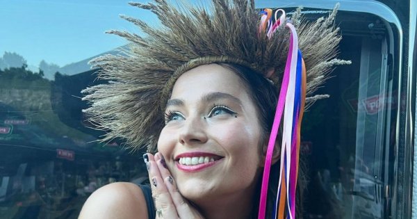Mery Spolsky skoczyła z wysokiego klifu do wody w kusym bikini. Reakcja plażowiczów mówi wszystko [wideo]