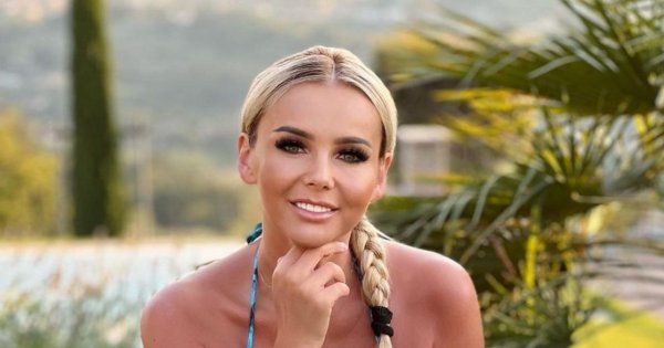 Monika Chwajoł po liftingu wcisnęła boskie ciało w suknię 18-latki. Fani w ekstazie: "Smakowicie" [zdjęcia]
