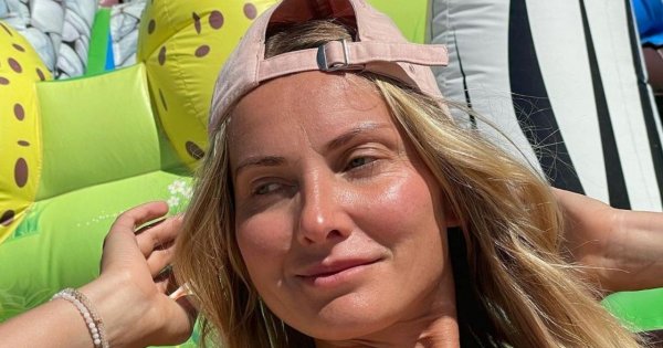 Joanna Moro pląsa w fontannie w zielonej maseczce na twarzy. Pisze, że zalewa ją zieleń!