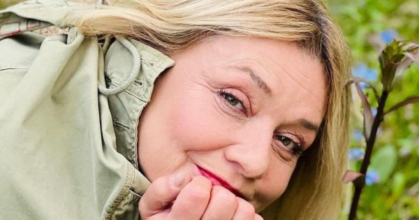 Małgorzata Ostrowska-Królikowska relaksuje się na plaży w stroju kąpielowym. Ktoś pisze: "Przepięknie"