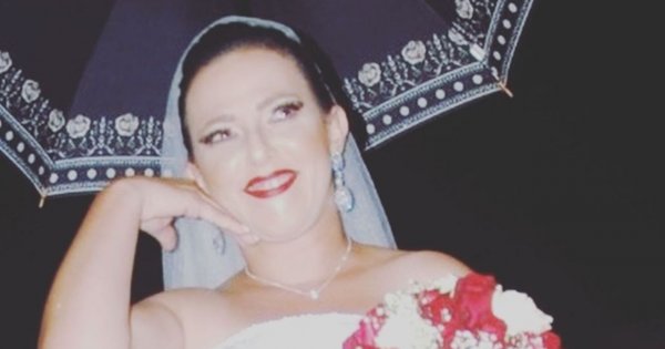 Ta kobieta poślubiła szmacianą lalkę i ma z nią dziecko. Poród zrelacjonowała w internecie. Szalona?