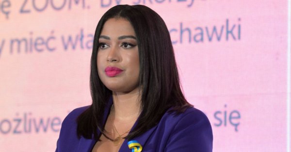 Patricia Kazadi w czarnym skórzanym komplecie i żółtej narzutce. Udana stylizacja?