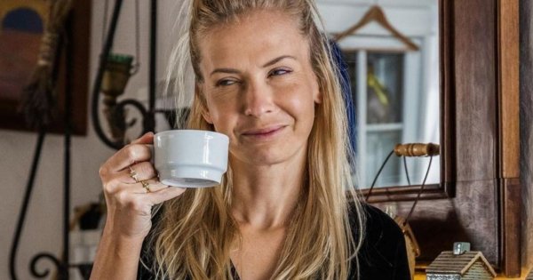 Edyta Pazura spaliła się na słońcu! Jej twarz jest cała czerwona. Teraz przypomina fanom o używaniu kremu z filtrem...